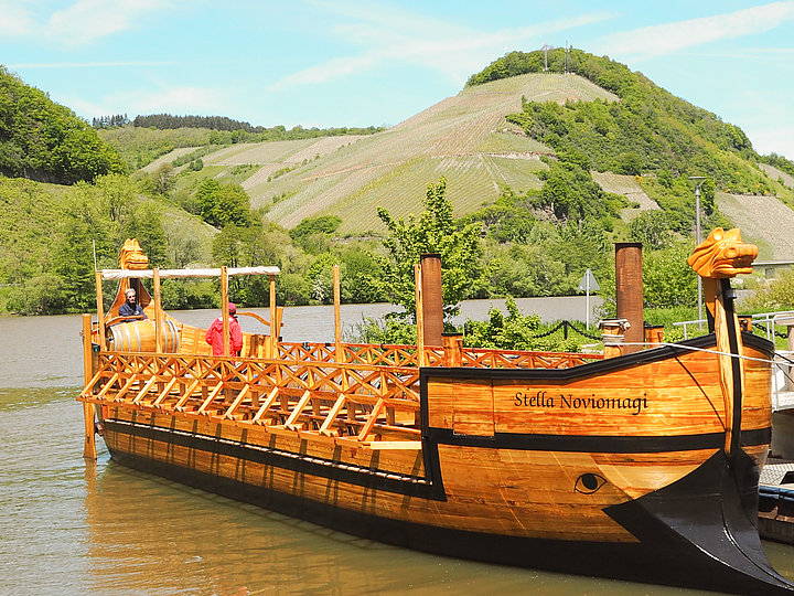 Blick auf das römische Weinschiff in Neumagen-Dhron. Mit einer Länge von 17,95 Metern, einer Breite von 4,20 Metern, etwa 70 Zentimetern Tiefgang und einem  Leergewicht von ca. 14 Tonnen ist das Weinschiff Stella Noviomagi das größte jemals im deutschen Sprachraum nachgebaute, schwimmfähige Römerschiff