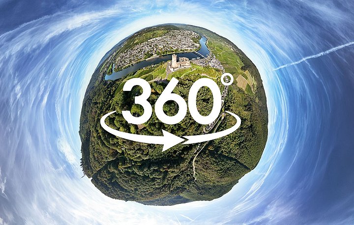 Little-Planet-Bild von Bernkastel-Kues mit Sicht auf die Burg, die Mosel und die Altstadt.