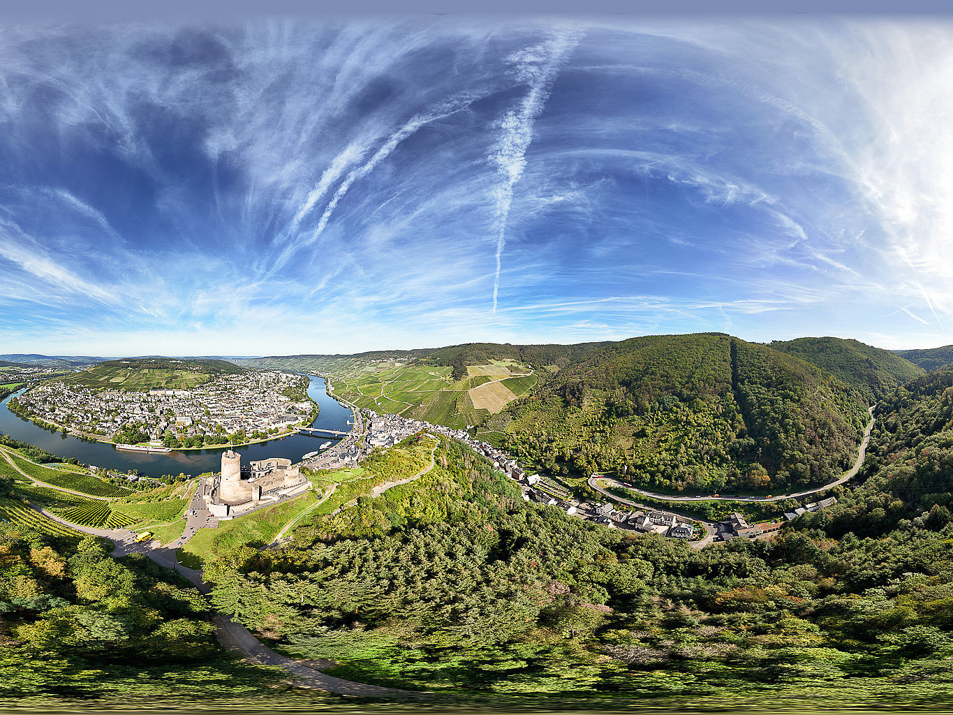 Bernkastel-Kues an der Mosel Ein Panoramabild von Bernkastel-Kues. Burg, Mosel, Weinberge und Orte sind in einer Art Kugel komprimiert.