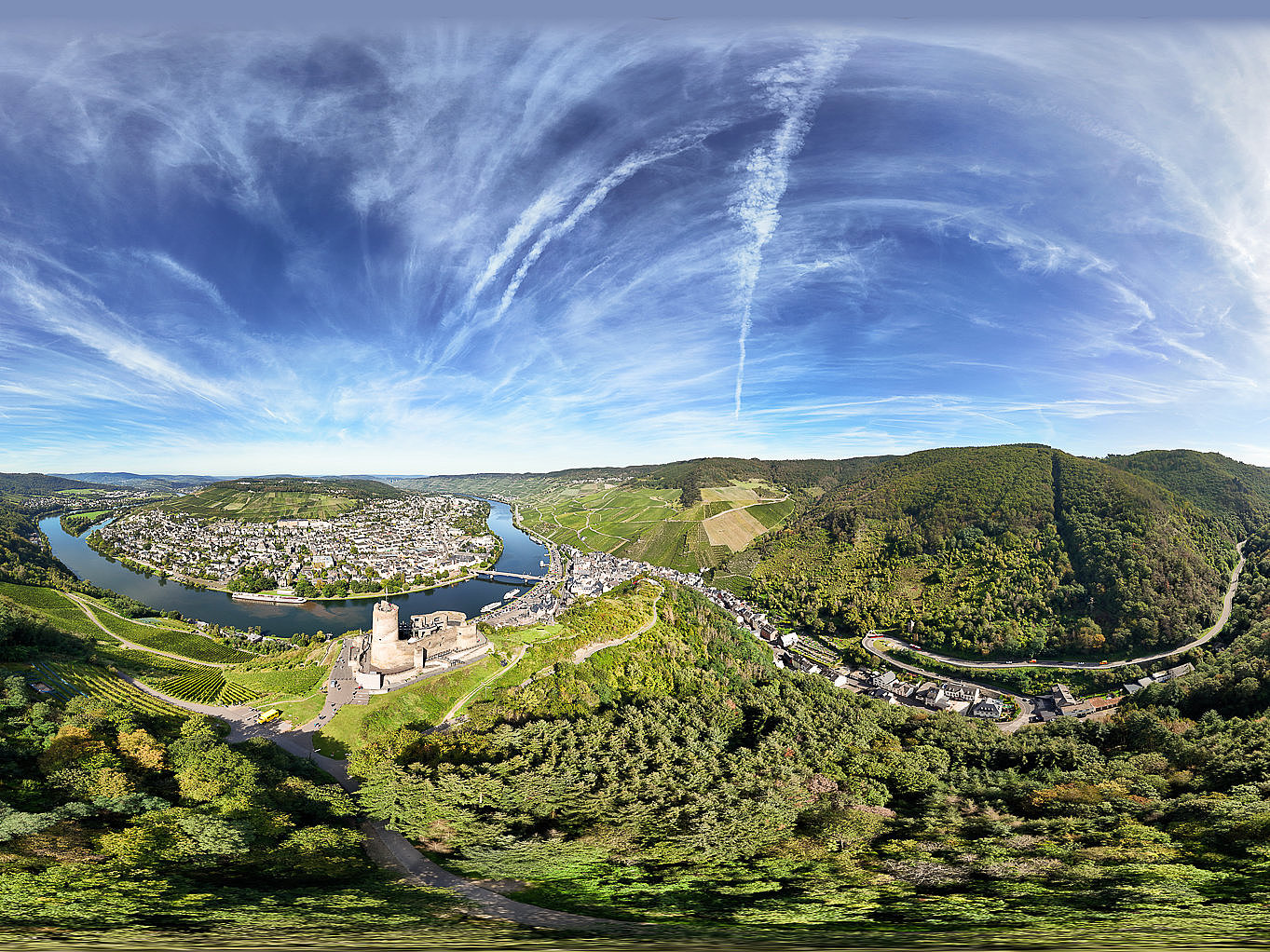 Ein Panoramabild von Bernkastel-Kues. Burg, Mosel, Weinberge und Orte sind in einer Art Kugel komprimiert.