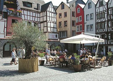 Ein attraktives Ziel an der Mosel ist Bernkastel-Kues mit der historischen Altstadt. Der zentrale Karlsbaderplatz lädt zum Verweilen ein. 