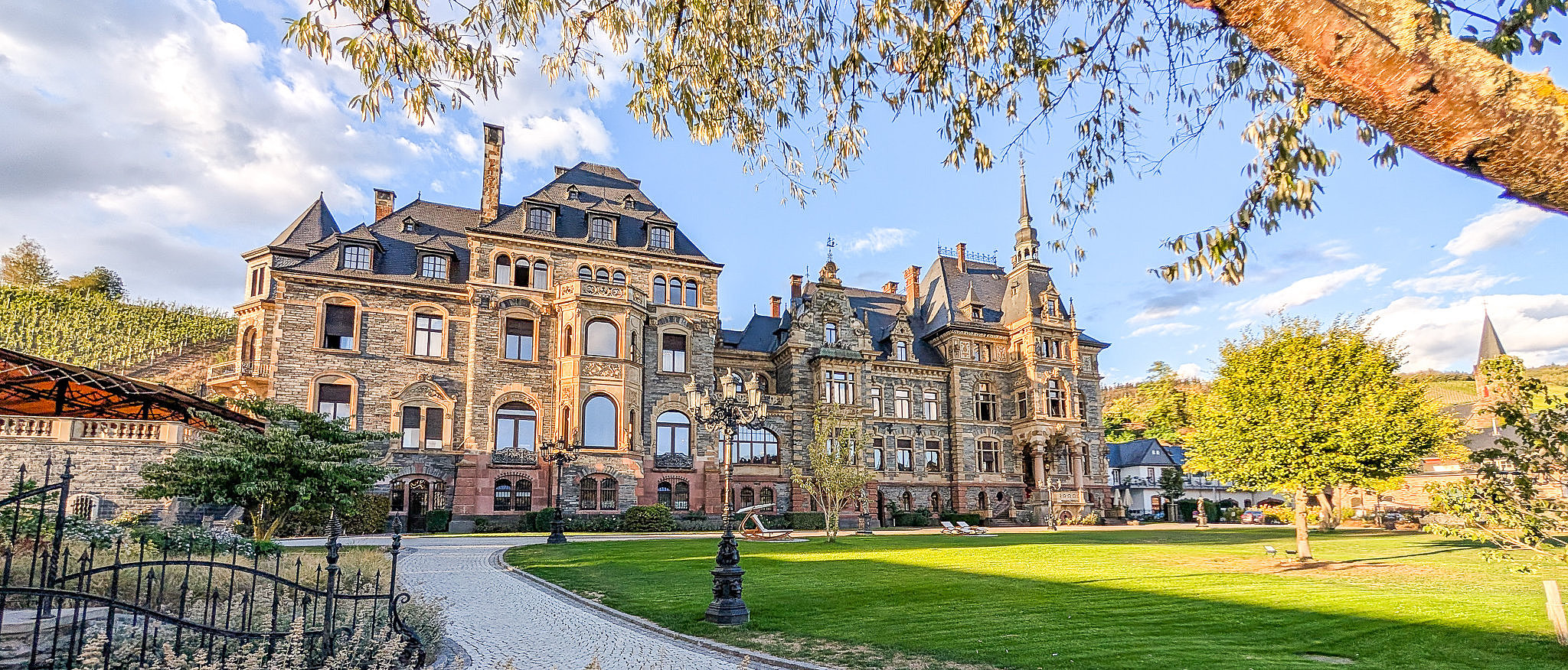 Historisch prächtiges Schloss Lieser im Weinort Lieser an der Mosel