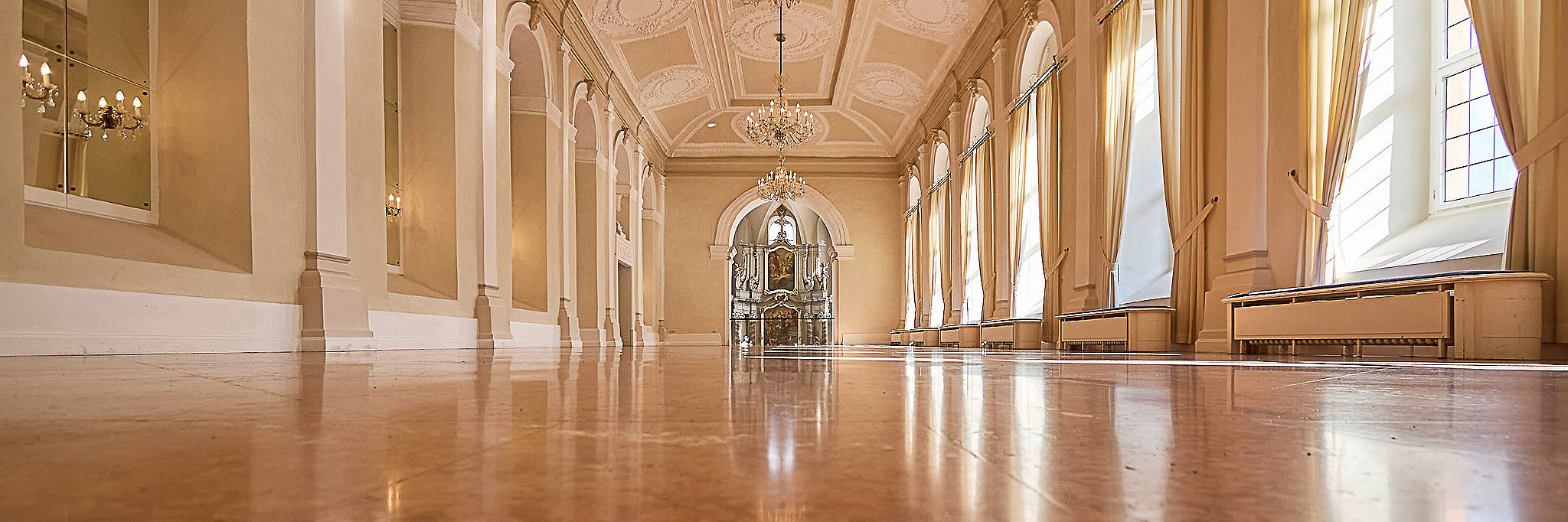 Barocksaal im Kloster Machern an der Mosel Das Bild zeigt einen prächtigen Barocksaal im Gebäude Kloster Machern.