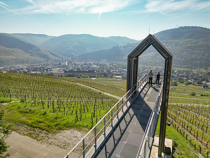 Blick auf den Skywalk auf dem Kueser Plateau in Bernkastel-Kues. Einer der neuen Sehenswürdigkeiten ist der Skywalk. Gelegen zwischen Wald und Weinberg garantiert er phantastische Ausblicke auf Stadt, Land und Fluss.
