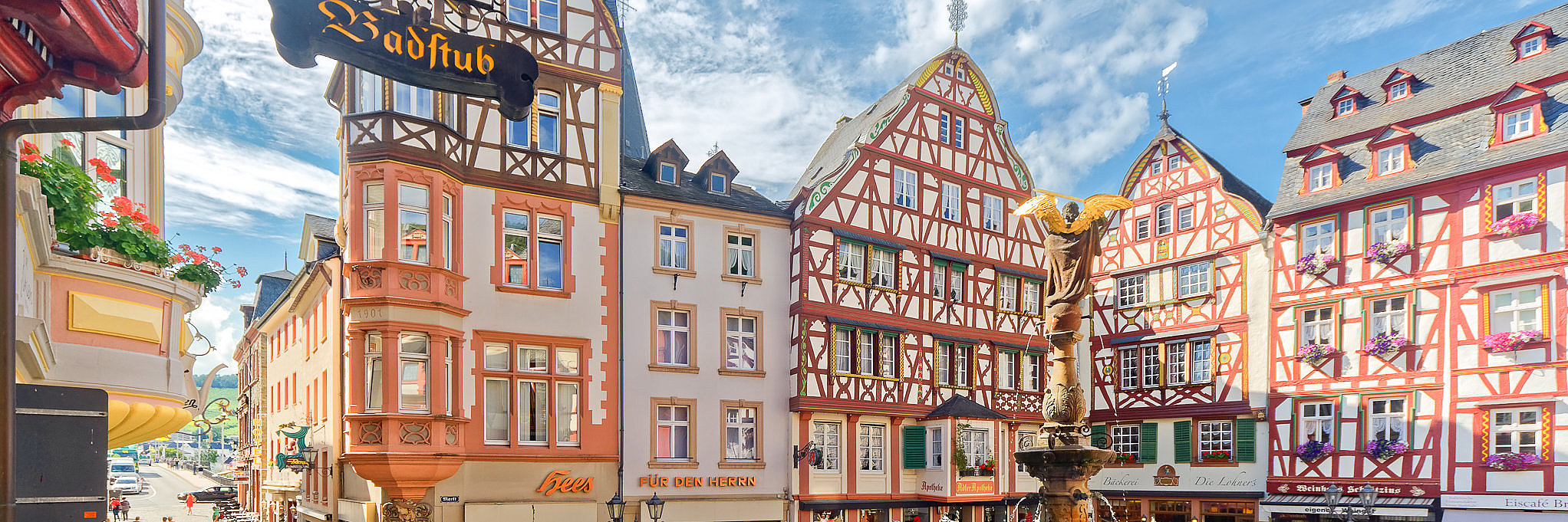 Historischer Marktplatz in Bernkastel-Kues an der Mosel Auf dem Bild ist der historische Marktplatz in Bernkastel zu sehen. Bunte Fachwerkhäuser gruppieren sich kreisförmig um den Michaelsbrunnen.