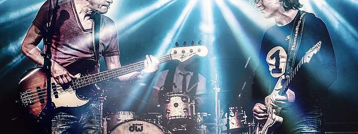 Zwei Rockmusiker auf der Bühne