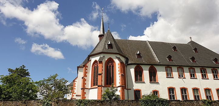 Im Bild das Cusanusstift in Kues. Das weiß-rote Gebäude ist eine Gründung von Nikolaus Cusanus.