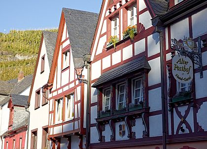 Kurzurlaub an der Mosel: Die romantische Stadt Bernkastel-Kues mit ihrer malerischen Altstadt und Fachwerkhäusern. 