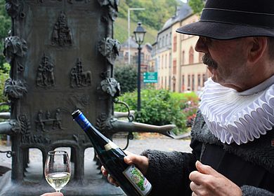 Wein trinken an der MosEine Flasche Wein von der berühmten Weinlage Bernkasteler Doctor. 