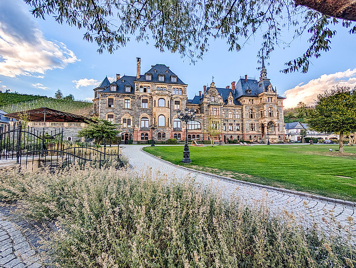 Schloß Lieser im gleichnamigen Weinort. Prachtbau mit Parkanlage.