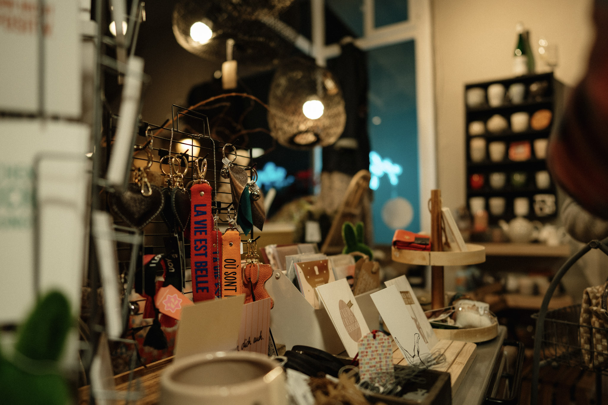 Shoppen in Bernkastel-Kues Geschenkladen in Abendstimmung mit der Auslage von Postkarten und Schlüsselanhängern im Vordergrund
