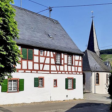Ferienhaus und ev. Kirche