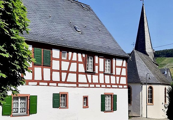 Ferienhaus und ev. Kirche