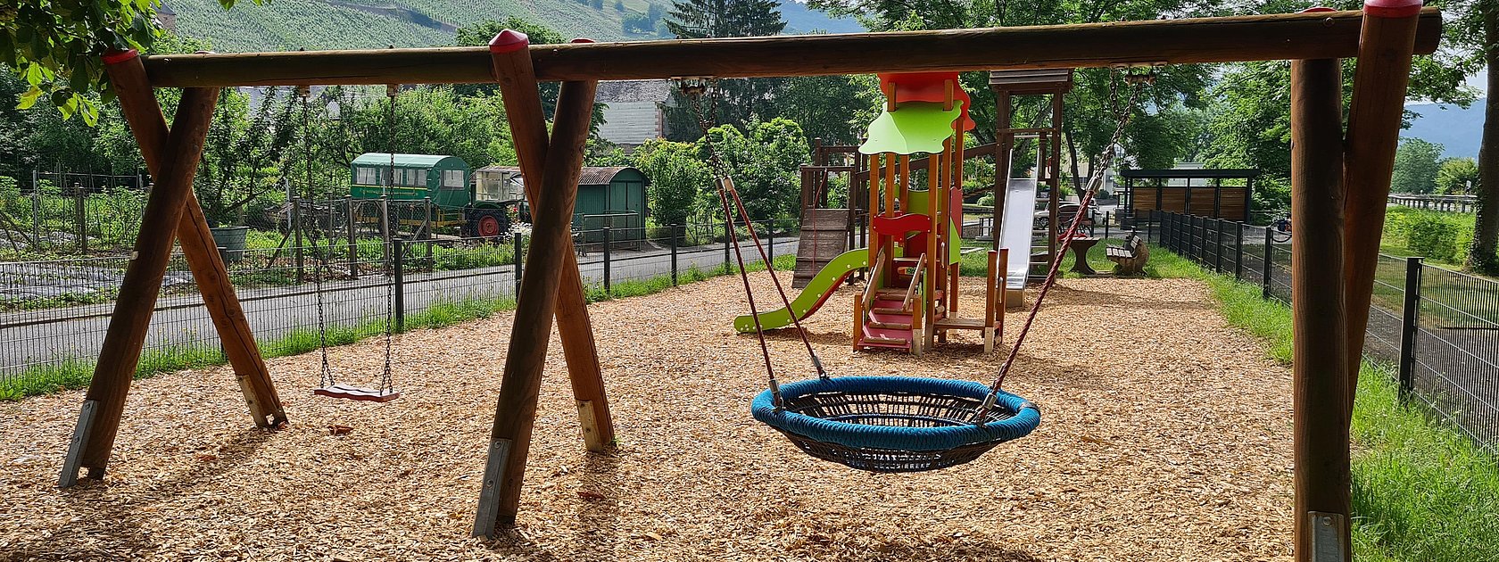 Spielplatz mit vielen Spielgeräten