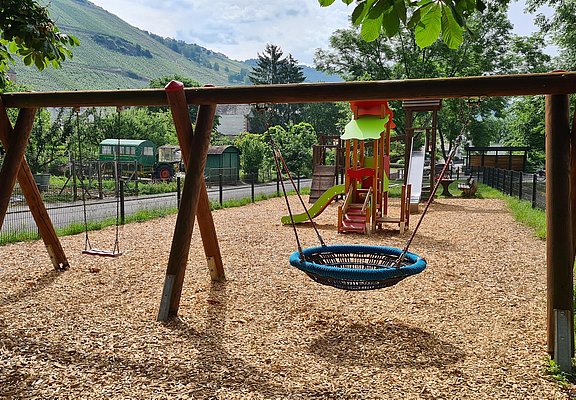 Spielplatz mit vielen Spielgeräten