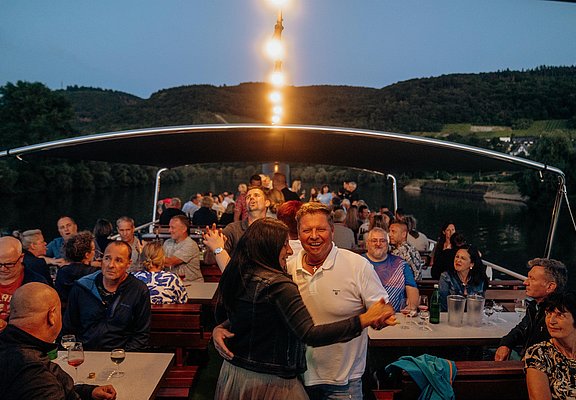 Stimmung beim Winzer BBQ auf dem Schiff