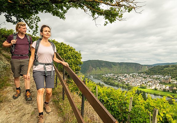 Ausblick vom Moselsteig am Schlossberg auf die Mosel und Kobern