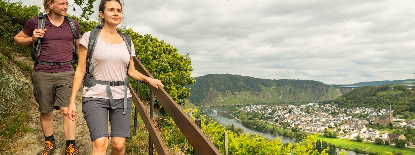 Ausblick vom Moselsteig am Schlossberg auf die Mosel und Kobern