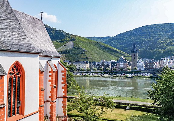 Cusanusstift mit Blick auf die Mosel