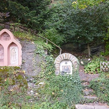 Kreuzwegstationen auf dem Weg zur Spoarkapelle