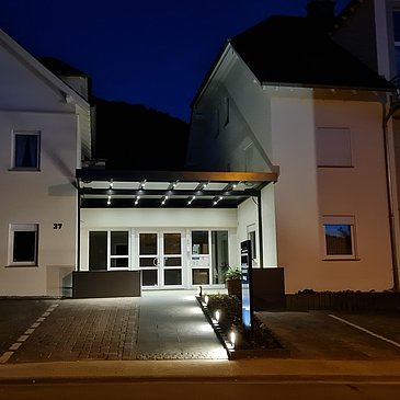 Eingang Feriendomizil u. Weingut Roussel