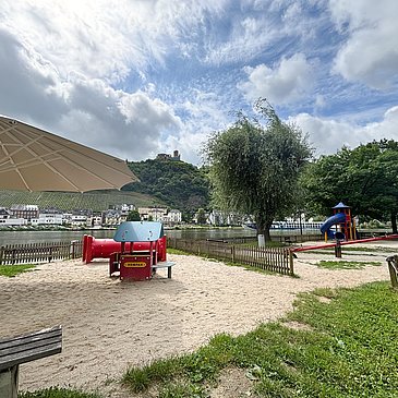Sandkasten mit Tunnel
