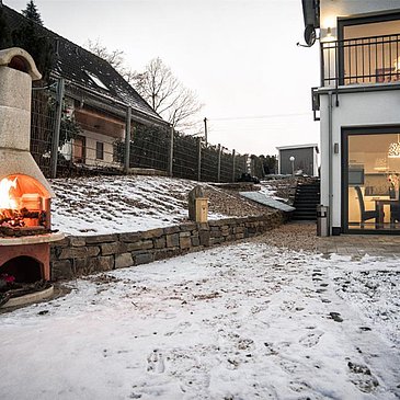 Terrasse mit Grillkamin Fewo Moselsteig