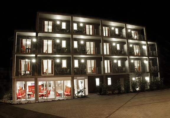 _MG_8889 Rückansicht bei Nacht Komplett