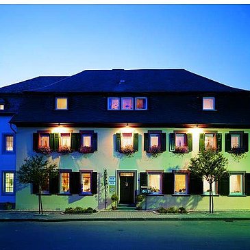 Hausansicht bei Nacht