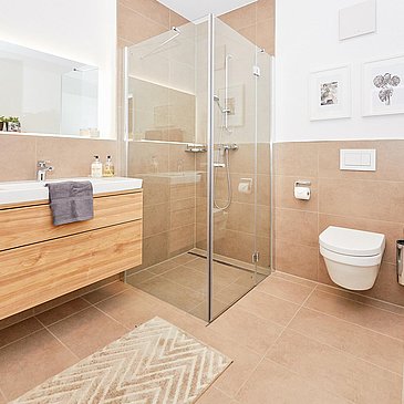 Bad mit ebenerdiger Dusche und WC