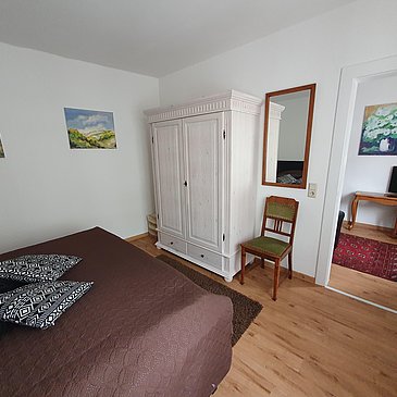 Schlafbereich mit Durchgang zum Wohnzimmer