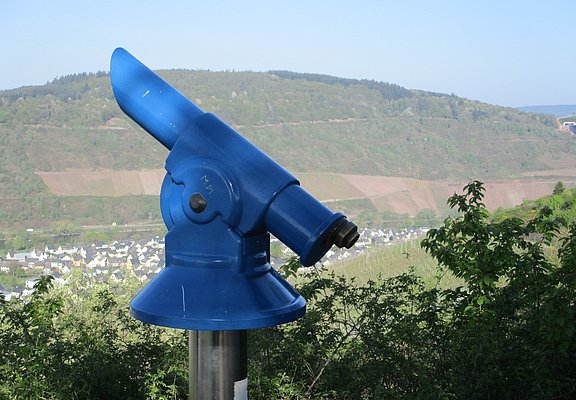 Fernrohr am Plantert Kreuz mit toller Aussicht aufs Moseltal
