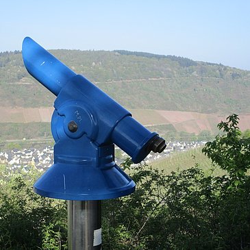 Fernrohr am Plantert Kreuz mit toller Aussicht aufs Moseltal