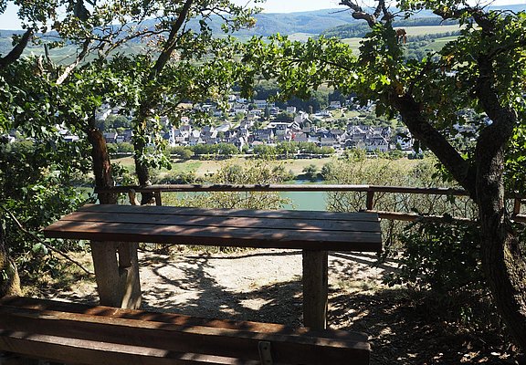 Bank mit Blick auf Brauneberg