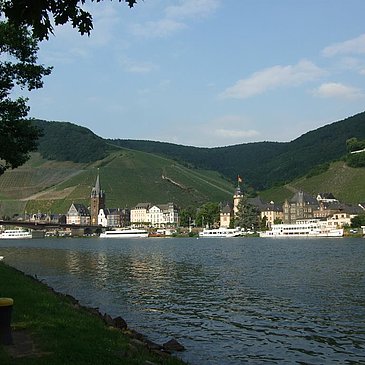 Blick vom Moselufer Kues