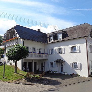 Hausansicht/Eingang FeWo/Parkplatz