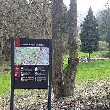 Informationstafel zu den Wanderwege der Region