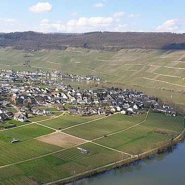 Oberhalb der Moselloreley mit Blick auf Piesport