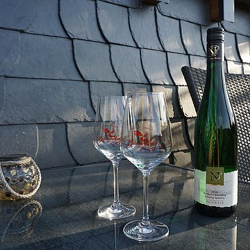 Ein Glas Wein in der Abendsonne