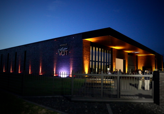 Außenansicht der Vinothek bei Nacht