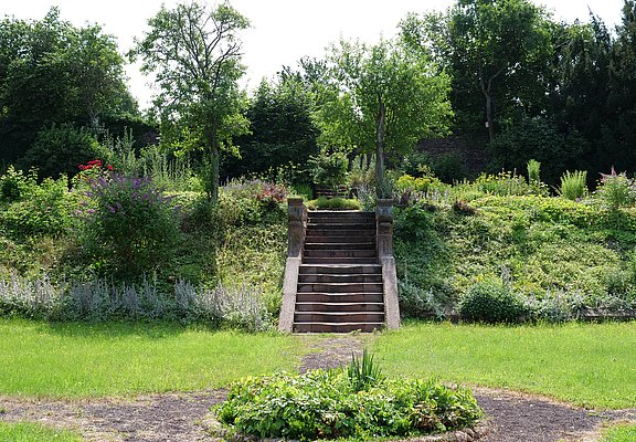 Garten mit Treppe