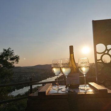 Weinprobe in der Abenddämmerung