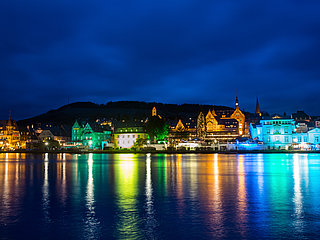 Das Bild zeigt die bunt beleuchtetet Skyline der Moselstadt Traben-Trarbach bei Nacht.