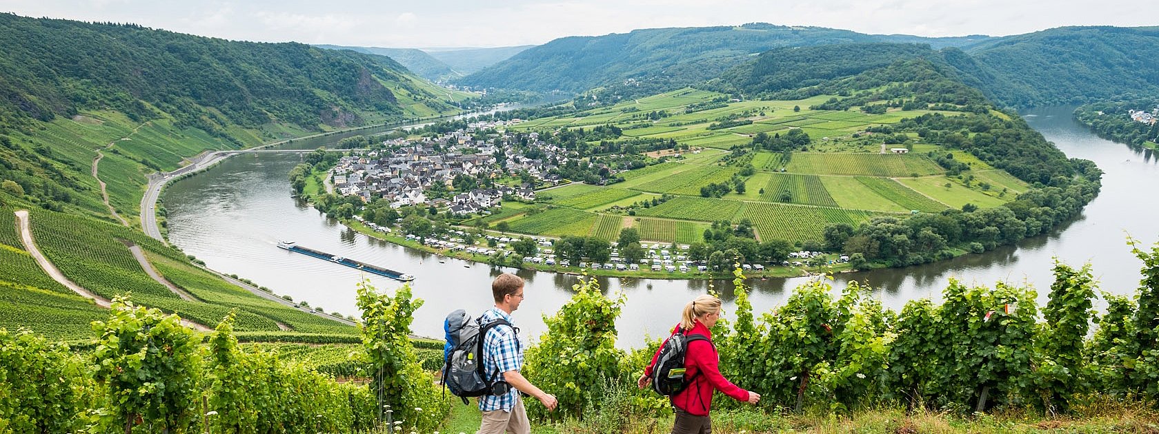 Moselschleife Kröv: Blick vom Steffensberg auf die Moselschleife bei Kröv mit dem Traben-Trarbacher Stadtteil Wolf und der Ruine des Wolfer Klosters