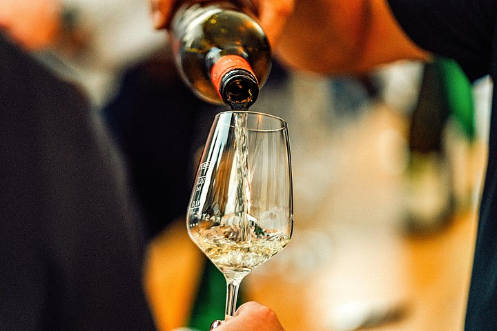 Wein genießen am Weinstand