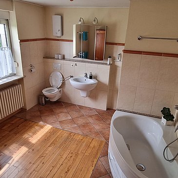Badezimmer mit Eckbadewanne und Dusche