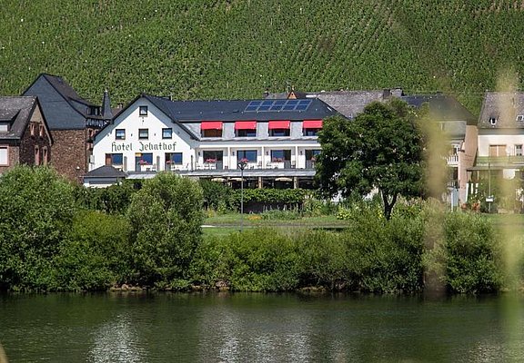 Hotel Zehnthof von der anderen Moselseite