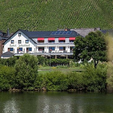 Hotel Zehnthof von der anderen Moselseite