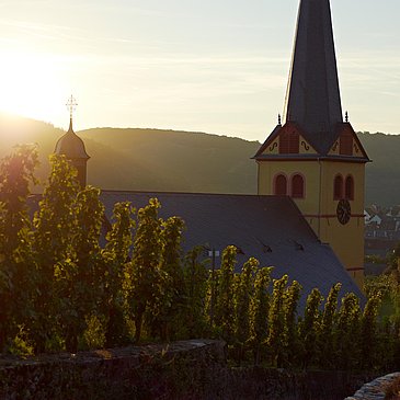 Kirche bei Sonnenuntergang