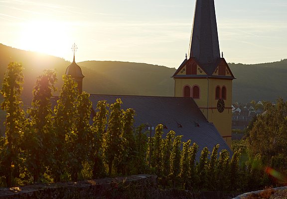 Kirche bei Sonnenuntergang